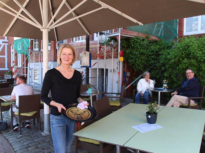 Angela Scholz freut sich, im Fuerkiek am Wasser West in Stade wieder Gäste empfangen zu können. Foto: Richter