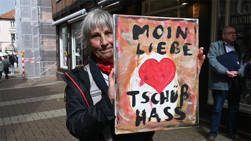Angela Steuer ist bei der Menschenkette in Stade dabei. Sie setzt sich ein für Demokratie und Vielfalt.
