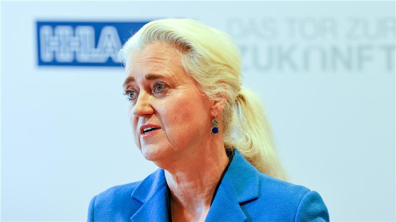 Logistikchefin: Verständigung mit Trump suchen Angela Titzrath, Vorstandsvorsitzende der Hamburger Hafen und Logistik AG (HHLA), spricht bei einer Pressekonferenz zu Vertretern der Medien.