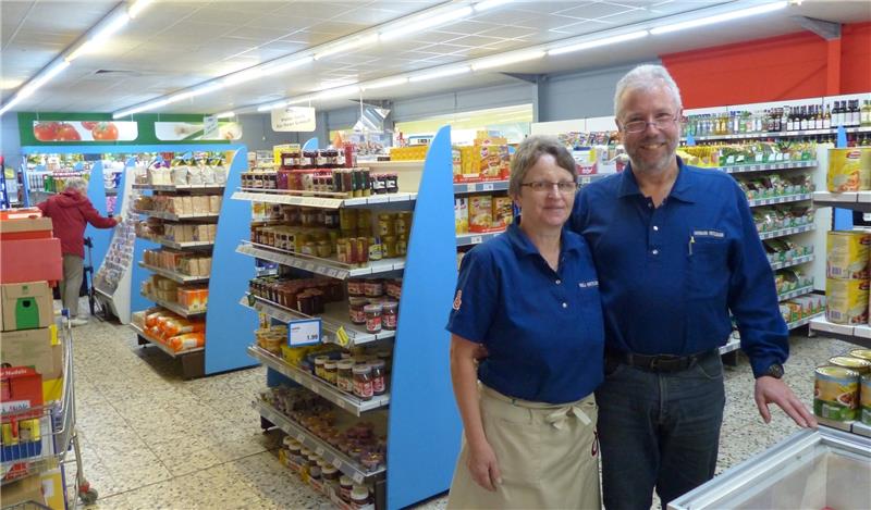 Angela und Hermann Hintelmann betreiben den Lebensmittel-
markt in Hammah für maximal drei Jahre weiter. Fotos: Eidtmann