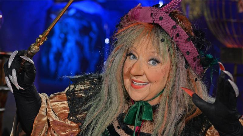 Sie war „die Lütte“: Angelika Mann ist tot Angelika Mann in der Rolle als „Märchenrätselhexe“ während einer Fernsehproduktion. (Archivbild)