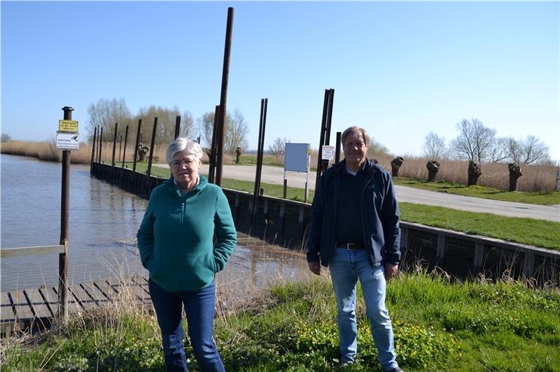 Angelika Prott und Rolf Brandt von der Hafengemeinschaft Barnkrug sind froh, dass es in diesem Jahr mit der Sanierung der Spundwand losgehen soll. Foto: Helfferich