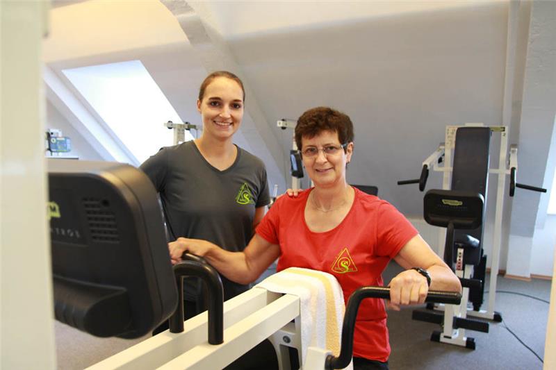 Angelika Stemmann hat eine lebensrettende Stammzellspende bekommen und kann jetzt wieder zum Sport im Fitnessstudio Santosha in Buxtehude gehen. Mit ihr rufen Trainerin Isabel Schneider (links) und ihr Team zu einer Registrierungsaktion am Sonnabend, 1. Dezember, auf. Foto: Richter