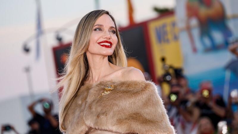 Schaulaufen der 90er-Jahre-Stars beim Filmfest Venedig Angelina Jolie feiert mit „Maria“ ein Kino-Comeback.