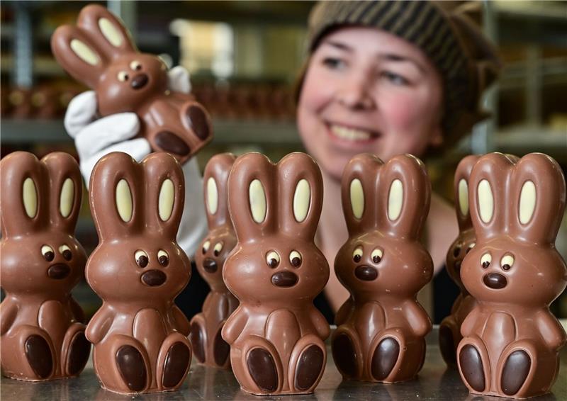 239 Millionen Schoko-Osterhasen zum Fest: Dieser ist der beliebteste Angelina Piosik, Mitarbeiterin der Confiserie Felicitas GmbH in Hornow, zeigt per Hand gefertigte Osterhasen.