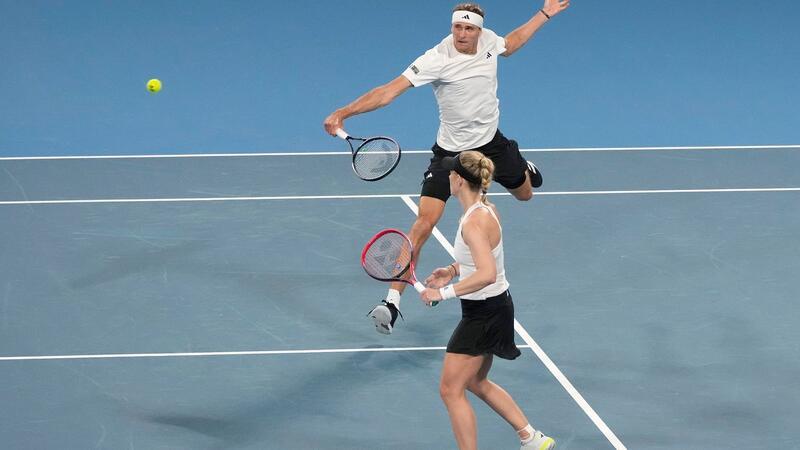 Tennis-Duo Kerber und Zverev bei United Cup weiter dabei Angelique Kerber (unten) und Alexander Zverev während eines Mixed-Doppel-Matches.