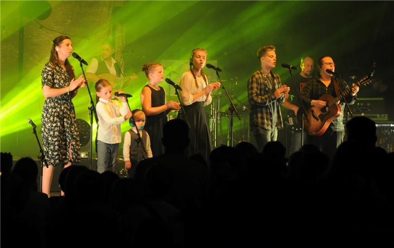 „Angelo Kelly & Family“ waren mit dem Programm „Irish Summer“ im Stadeum. Kira, Joseph (7), William (3), Emma (12), Helen (15), Gabriel (17) und Angelo machen gemeinsam irische Musik. Sie spielten zwei Stunden ohne Pause. Foto Lankuttis