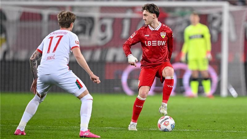 Angelo Stiller (r). wird von Bundestrainer Nagelsmann nachnominiert. 