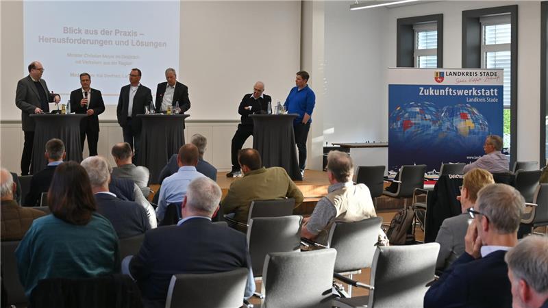 Deicherhöhung im Alten Land: Und wieder ein Jahr verloren Angeregte Diskussion bei der Küstenschutzkonferenz 2025.