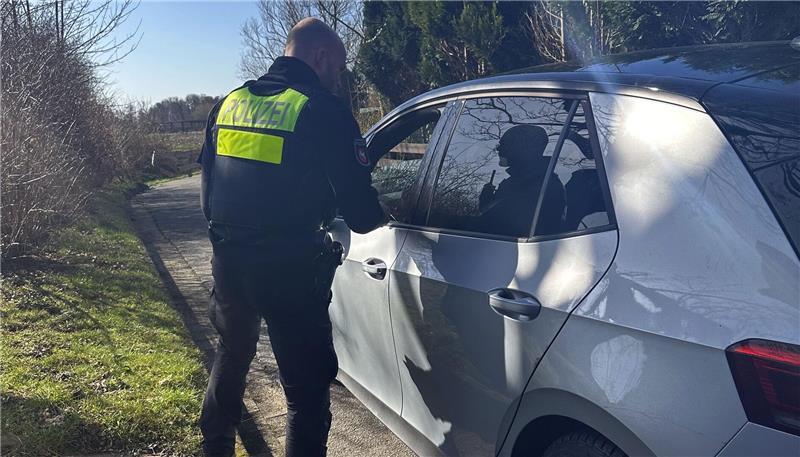 Angeschnallt und das Kind im Kindersitz? Die Polizei im Landkreis Stade hat Autofahrer kontrolliert.