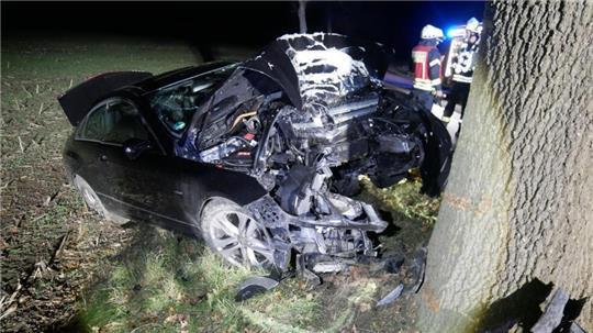Angesichts der Unfallbilder erscheint es unwirklich, dass der Mercedes-Fahrer diesen Unfall überlebt hat.