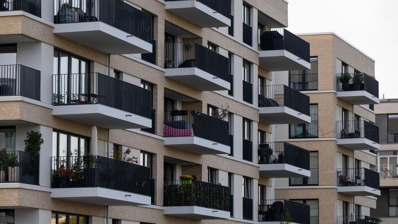 IfW: Starker Preisverfall bei Immobilien - So ist die Lage in Hamburg „Angesichts des exorbitanten Preisanstiegs seit über 10 Jahren und eines neuen Zinsumfeldes ist eine Phase der Preiskorrektur durchaus angebracht und auch im bisherigen Ausmaß gesamtwirtschaftlich nicht besorgniserregend“, resümiert das IfW.