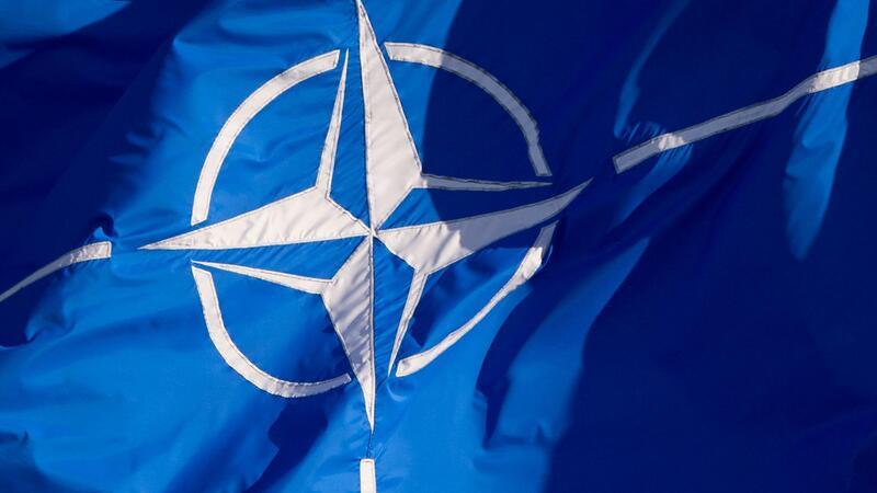 Schwedens Nato-Antrag nimmt wichtige Hürde Angesichts des russischen Angriffskriegs gegen die Ukraine hatte Schweden im Mai 2022 gemeinsam mit Finnland die Nato-Mitgliedschaft beantragt. Finnland wurde Anfang April vergangenen Jahres als 31. Mitglied im Bündnis willkommen geheißen.