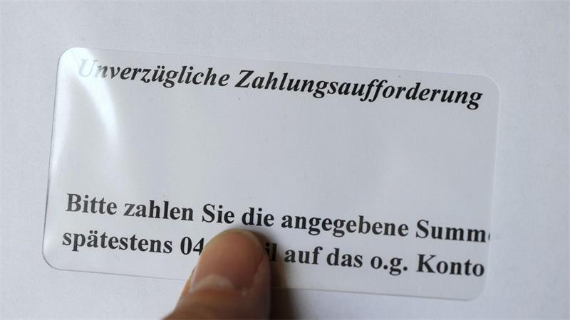 Angesichts gestiegener Lebenshaltungskosten geraten laut Wirtschaftsauskunftei Schufa mehr Menschen unter finanziellen Druck. (Symbolbild)