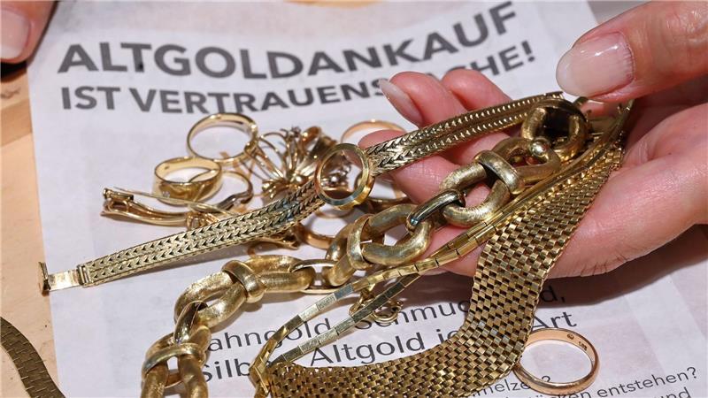 Angesichts steigender Preise verkaufen viele Menschen Altgold. (Archivbild) 