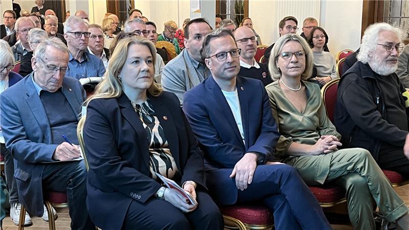 Zitterpartie für Melanie Reinecke – CDU nominiert Kai Seefried als Landrat Angespannt: Melanie Reinecke vor der Bekanntgabe des Wahlergebnisses beim Kreisparteitag 2025 im Hollerner Hof.