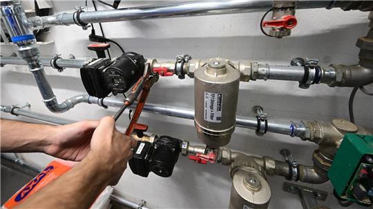 Angestellte und Arbeiter im Sanitär-, Heizungs- und Klimagewerbe Schleswig-Holstein bekommen mehr Geld. (Symbolbild) 