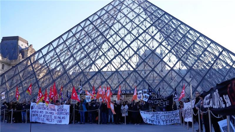 Angestellte vor der Glaspyramide im Louvre, nachdem sie für einen Streik gestimmt haben. 