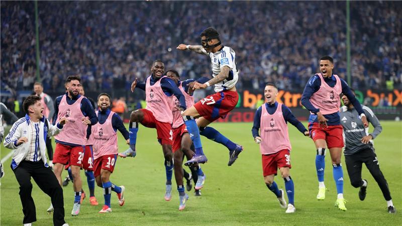 „Da, wo wir hingehören“: HSV feiert Bundesliga-Rückkehr Angreifer Davie Selke (M) jubelt über sein Tor zum 3:1.