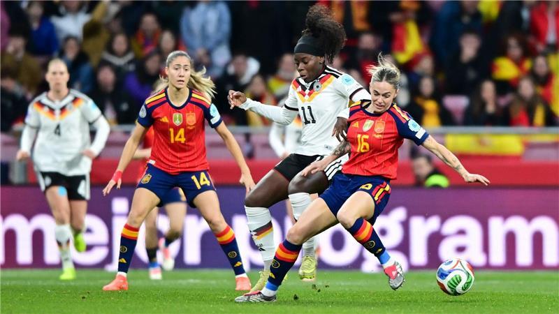 „Tut extrem weh“: Titeltraum der DFB-Frauen platzt Angreiferin Nicole Anyomi (weißes Trikot) stößt auf viel Gegenwehr.
