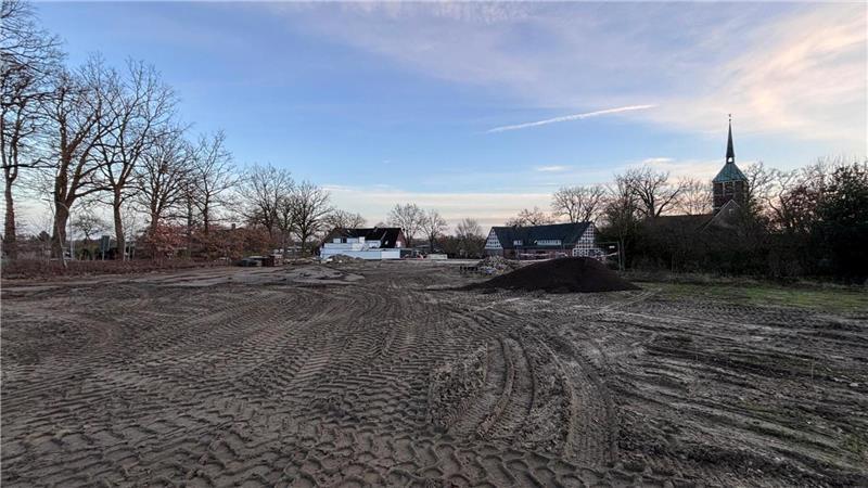 Angrenzend zu der Fläche, die die Gemeinde neben dem Heimathaus erworben hat, gibt es noch eine weitere, etwa 4000 Quadratmeter große Fläche (hier links im Bild).