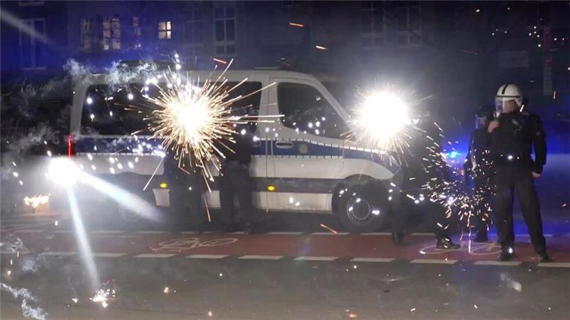 Angriffe auf Rettungssanitäter sowie auf Einsatzkräfte von Polizei und Feuerwehr haben die Politik auf den Plan gerufen. (Archivbild)