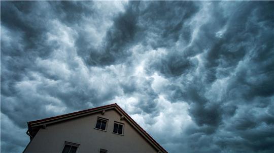 Angst ums Haus: Ein starkes Unwetter kann Schäden anrichten.