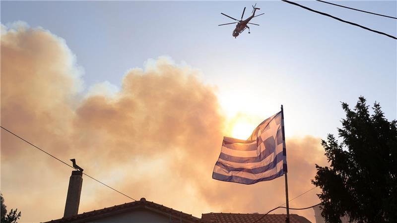 Feuer nahe Athen - Häuser in Flammen Angst vor der Nacht: Im Dunkeln können die Löschflugzeuge und Hubschrauber nicht fliegen
