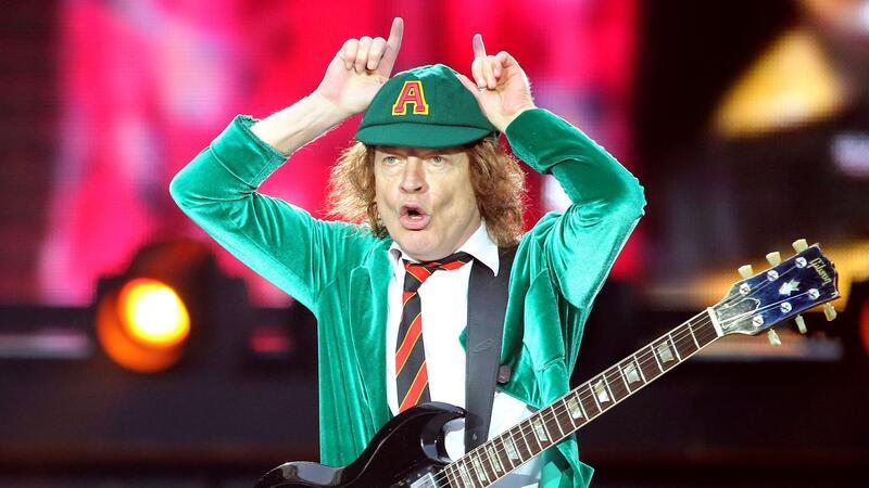 Angus Young ist Gründer und Gitarrist der Hardrock-Band AC/DC.