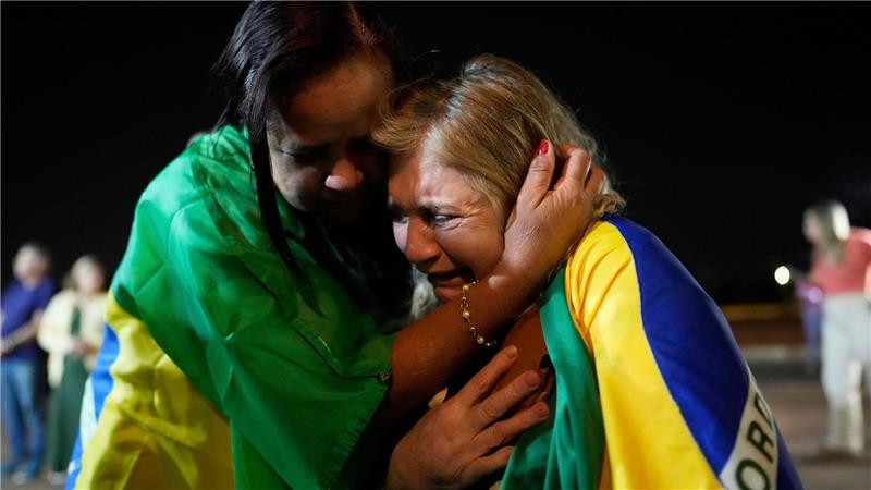 Anhänger Bolsonaros weinen während einer Mahnwache zu seiner Unterstützung.