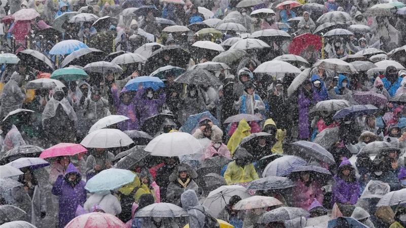 Anhänger Yoons versammeln sich in der Nähe der Präsidentenresidenz in Seoul, um gegen seine Amtsenthebung zu protestieren. 