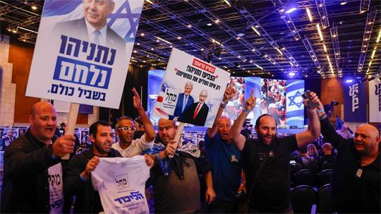 Anhänger der Likud-Partei von Regierungschef Benjamin Netanjahu feiern, weil erste Prognosen die Partei vorne sehen. 