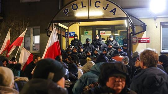 Anhänger der Partei Recht und Gerechtigkeit (PiS) protestieren gegen die Festnahme der beiden Abgeordneten.