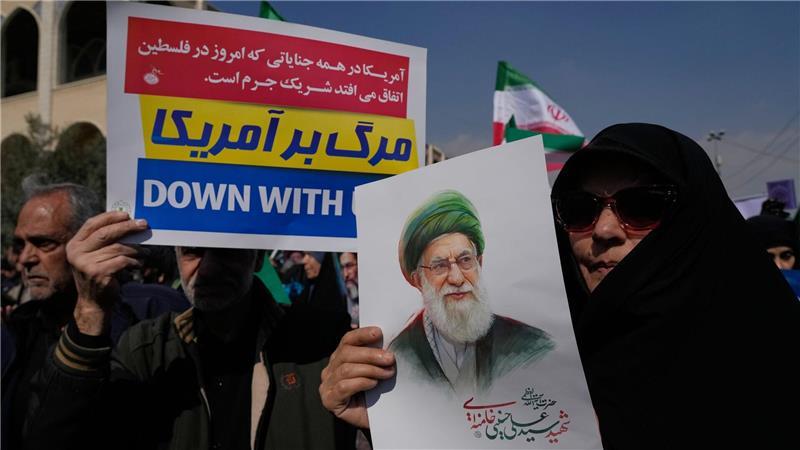 Anhänger der iranischen Regierung protestieren gegen die Angriffe.  