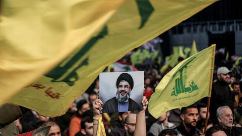 Nach Festnahme im Kreis Cuxhaven: Prozess gegen mutmaßliche Hisbollah-Mitglieder Anhänger der mit dem Iran verbündeten Hisbollah-Bewegung im Libanon schwenken Fahnen, als sie an einer Massenkundgebung und einer im Fernsehen übertragenen Rede von Hisbollah-Generalsekretär Nasrallah teilnehmen.