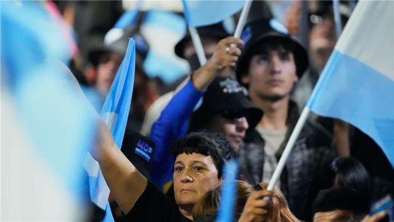 Bilder des Tages Anhänger der oppositionellen Peronistischen Partei versammeln sich nach Schließung der Wahllokale bei der Parlamentswahl in der Wahlkampfzentrale in La Plata, Argentinien.