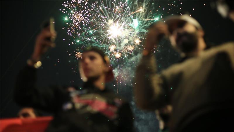 Anhänger des irakischen Ministerpräsidenten Mohammed Shia al-Sudani jubeln auf dem Tahrir-Platz nach der Bekanntgabe der vorläufigen Wahlergebnisse in Bagdad.