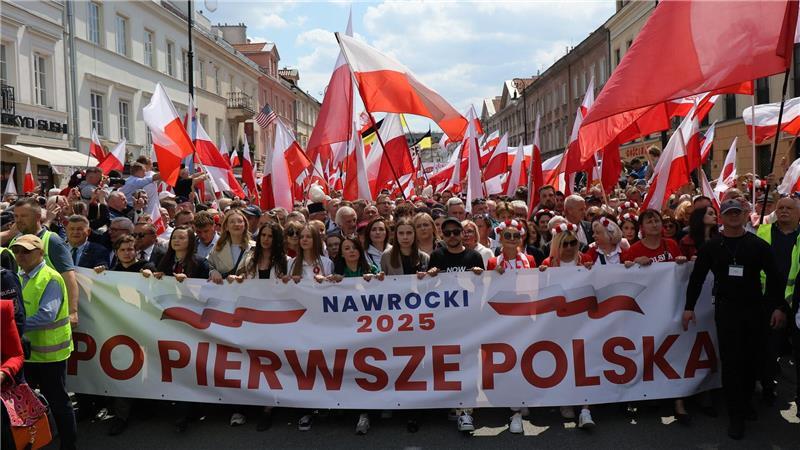 Parteien machen vor Präsidentenwahl in Polen mobil Anhänger des konservativen polnischen Präsidentschaftskandidaten Karol Nawrocki ziehen durch Warschau. (Foto aktuell)
