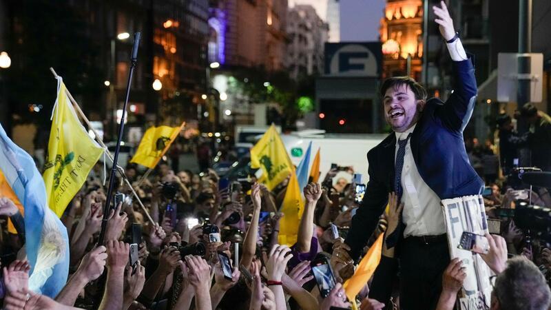 Künftiger Präsident: Milei will Argentinien umkrempeln Anhänger des oppositionellen Präsidentschaftskandidaten Milei feiern nach Schließung der Wahllokale.