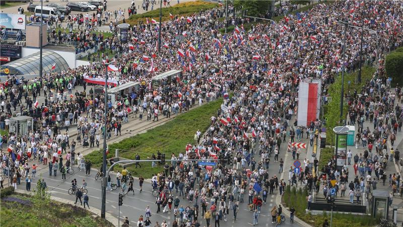 Anhänger des proeuropäischen polnischen Präsidentschaftskandidaten Rafal Trzaskowski demonstrieren in Warschau. (Foto aktuell) 