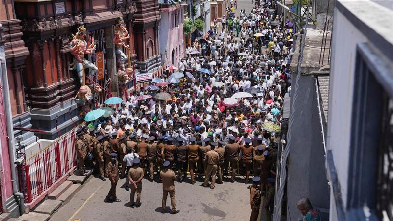 Bilder des Tages Anhänger des verhafteten ehemaligen Präsidenten Ranil Wickremesinghe demonstrieren in Colombo.