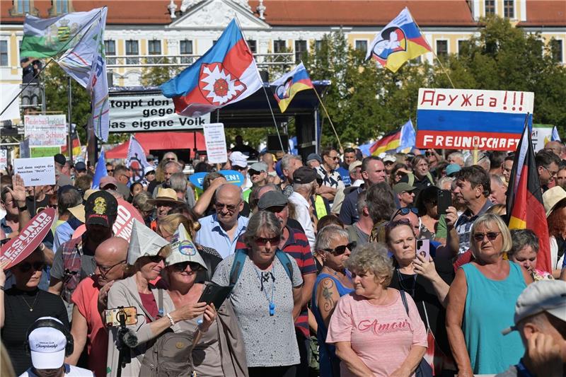 Anhänger rechter Gruppierungen protestieren gegen die Politik der Bundesregierung während einer Versammlung mit Teilnehmern aus dem rechten Spektrum auf dem Domplatz in Magdeburg.