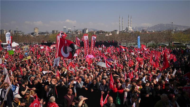 Anhänger skandieren Slogans und schwenken türkische und CHP-Parteifahnen während einer Kundgebung gegen die Verhaftung des Istanbuler Bürgermeisters Imamoglu in Istanbul.