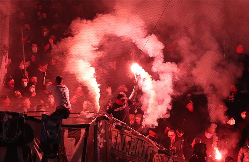 Anhänger vom FC St. Pauli entzünden Pyrotechnik im Gästeblock des Ostseestadions. Foto: Danny Gohlke/dpa