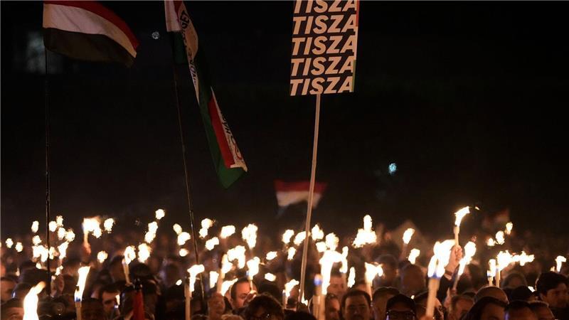 Anhänger von Peter Magyar, dem Vorsitzenden der oppositionellen Tisza-Partei, halten bei der Wahlkampfveranstaltung ihre beleuchteten Handys hoch.