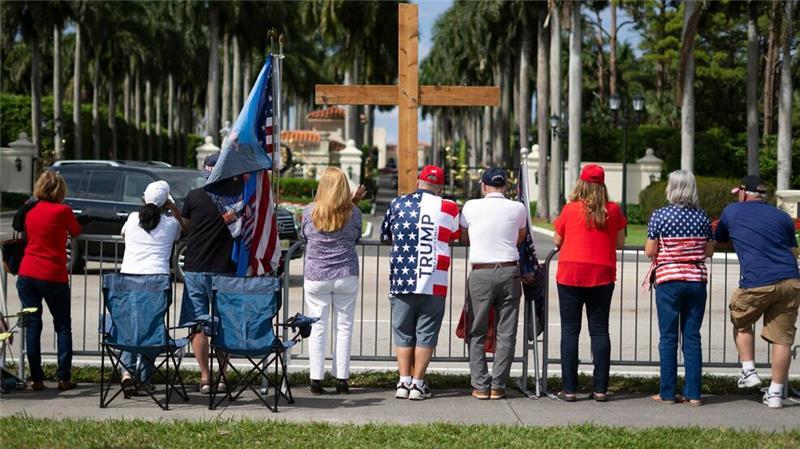 Anhänger von US-Präsident Trump versammeln sich zu einer Kundgebung zum Präsidententag in der Nähe des Trump International Golf Club.