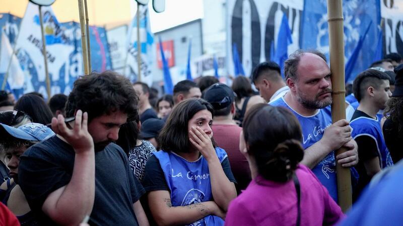 Künftiger Präsident: Milei will Argentinien umkrempeln Anhänger von Wirtschaftsminister Massa hören sich nach Schließung der Wahllokale die ersten Ergebnisse der Stichwahlen an.