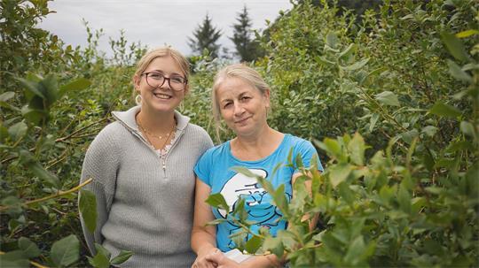 Aniela und Celina Maruszewski lieben Blaubeeren frisch vom Feld.