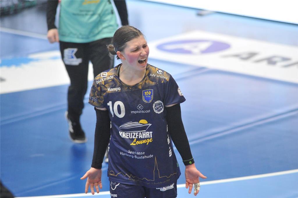 Anika Hampel feuert sich und die Fans an.