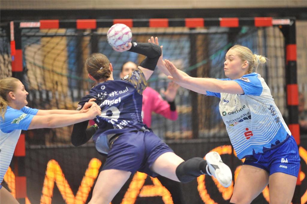 Anika Hampel gegen zwei Neckarsulmerinnen